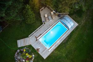an overhead view of a swimming pool on a wooden deck at Hundi Holiday Home Main House with shared heated pool in Paluküla