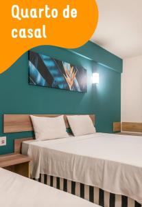 ein Schlafzimmer mit einem Bett mit einem orangefarbenen Schild mit der Aufschrift „Quario de Casal“ in der Unterkunft Solar das Aguas Resort in Olímpia