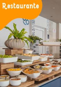 ein Buffet mit vielen Tellern mit Essen auf einem Tisch in der Unterkunft Solar das Aguas Resort in Olímpia