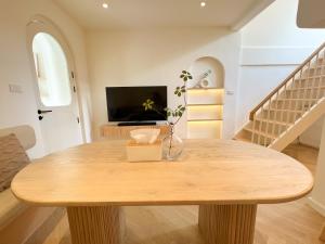 una mesa de madera en la sala de estar con TV en Darlene House, 
