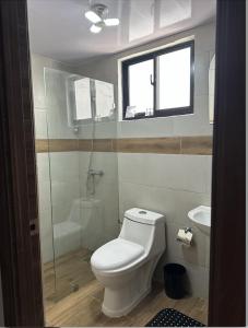 une salle de bain avec toilettes, douche et lavabo dans l'établissement Santo Domingo Tropical Peaceful Escape Ocean Front Near Boca Chica Airport, à La Golondrina