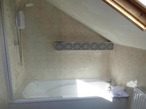 une salle de bain avec douche et baignoire dans l'établissement The Shakespeare Lodge - Sleeps up to 12 - 2 HOT TUBS, à Stratford-upon-Avon 59 autres photos