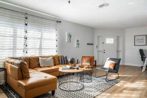 Χώρος καθιστικού στο Luxury Home & Mins to Beach and Walk to Downtown