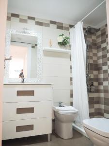 アルムニェーカルにあるVelilla Seaview with Pool and Parkingのバスルーム(洗面台、トイレ、鏡付)