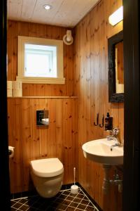 une salle de bains avec toilettes et lavabo dans l'établissement Magnusbua in the centre of Reine, à Moskenes