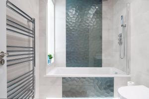 a white bathroom with a shower and a toilet at Contemporary Didcot Apartments for Work & Leisure in Didcot +84 photos