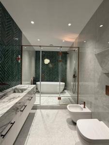 Koupelna v ubytování VIP Daniele Apartment on Nizami str