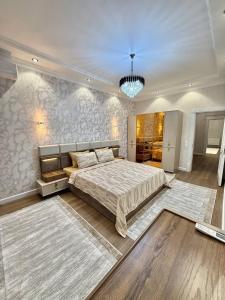 Postel nebo postele na pokoji v ubytování VIP Daniele Apartment on Nizami str