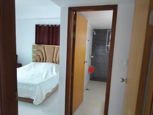 Postel nebo postele na pokoji v ubytování Comfortable Master bedroom for stay