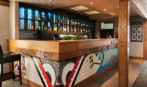 Lounge o bar area sa Copthorne Hotel Rotorua
