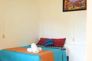 a room with a bed with towels on it at Aliix Sapo Rooms in San Juan La Laguna