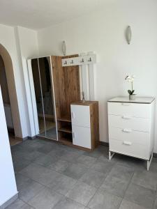 a room with a dresser and a mirror in it at Gemütliches Haus am Waldrand in ruhiger Umgebung in Cunewalde