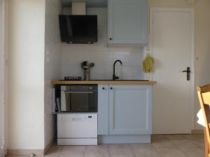 eine Küche mit Spüle und Mikrowelle in der Unterkunft Gîte Penn trech 2 chambres in Arradon + 5 Fotos