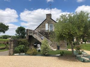 ein Steinhaus mit einer Treppe, die zu einem Fenster führt in der Unterkunft Gîte Penn trech 2 chambres in Arradon