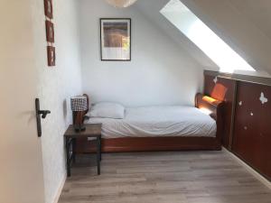 ein kleines Schlafzimmer mit einem Bett und einem Tisch in der Unterkunft Gîte Penn trech 2 chambres in Arradon