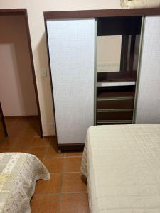 ein Schlafzimmer mit zwei Betten und einer Kommode in der Unterkunft APT PERÓ Livio Viviani in Cabo Frio