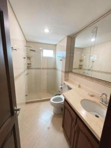 a bathroom with a toilet and a shower and a sink at Exclusivo Apto Torres Del Lago in Cartagena de Indias