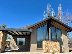 a small house with a large window at Finca Torcivia Luna in Vista Flores