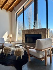 un soggiorno con divano e camino di Finca Torcivia Luna a Vista Flores