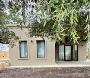 una casa con finestre sul lato di Finca Torcivia Luna a Vista Flores 1 altra foto