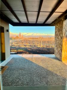 una stanza con vista su un vigneto attraverso una finestra di Finca Torcivia Luna a Vista Flores