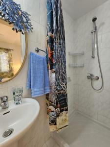 Bilik mandi di Limnaria Crystal Blue