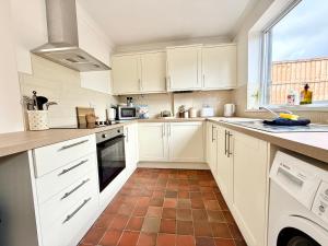 Kuchyň nebo kuchyňský kout v ubytování Traditional cosy PET FRIENDLY cottage by the canal with Cymru Holidays