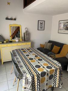 een woonkamer met een tafel met een deken erop bij Pavillon de vacances chic et moderne in Plage dʼArgelès