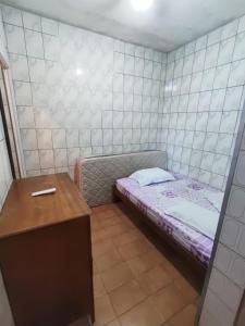 a small room with a small bed and a desk at cantinho aconchegante in Praia Grande