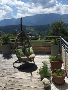 eine Hängematte auf einer Terrasse in der Unterkunft Appartment Bürger-Hinteregger in Seeboden