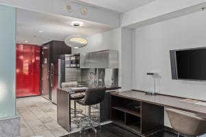 Kuchyň nebo kuchyňský kout v ubytování Studio with Stunning Views Balcony Access 23303