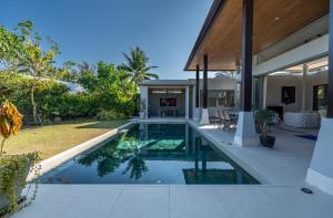 an image of a swimming pool in a house at Botanica 4 BR Villa Layan Beach in Ban Phru Champa
