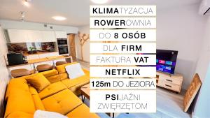 哈日科维CHARZYKOWSKIE TARASY的客厅里有一张黄色的沙发，墙上挂着文字