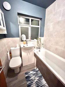 Ένα μπάνιο στο Stylish 2-Bed Maisonette Free Parking Small Pool Table