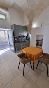 Una cocina con una mesa y sillas en una habitación. en Maredì Brindisi vacation home, en Brindisi