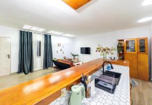 a living room with a long wooden counter top at Appartement Serenity City Center in Libreville