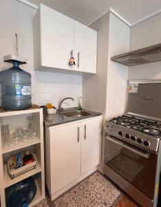 Η κουζίνα ή μικρή κουζίνα στο Céntrico, cómodo y moderno departamento en Puerto Montt con estacionamiento privado incluido