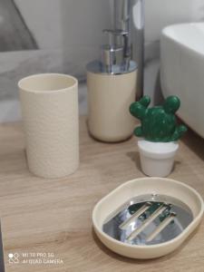 Ein Tisch mit einem Silberbesteckteller auf einer Theke in der Unterkunft B&B Borgo Storico dei Marinai in Cirò Marina