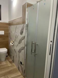 ein Badezimmer mit Dusche und Toilette in der Unterkunft B&B Borgo Storico dei Marinai in Cirò Marina