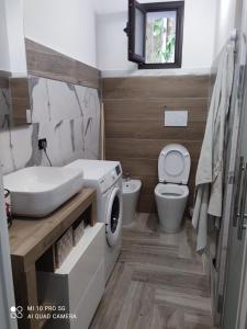 ein Badezimmer mit Toilette, Waschbecken und Waschmaschine in der Unterkunft B&B Borgo Storico dei Marinai in Cirò Marina
