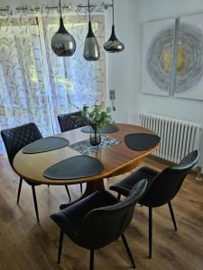 a dining room with a table and chairs at Ferienwohnung am Bodensee in Tettnang