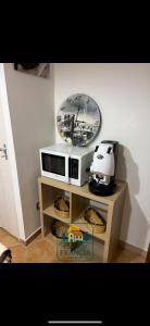 a microwave sitting on top of a table at Casa Di Francia in Pontedera