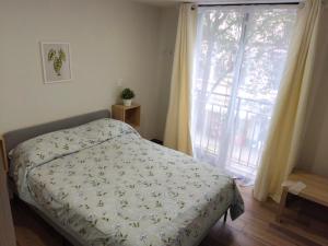 ein Schlafzimmer mit einem Bett und einem großen Fenster in der Unterkunft Departamento en Centro Histórico, Ciudad de Mexico in Mexiko-Stadt