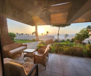 Romantic Sea View Villa at V Hotel Sharm El-Sheikh, Egypt في شرم الشيخ: فناء مع أثاث الخوص وإطلالة على المحيط +126 صورة