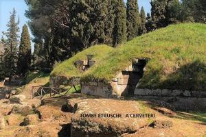 a grassy hill with a sign that readsonite fluoride a generator at Peter giardino e casa sul lago in Bracciano