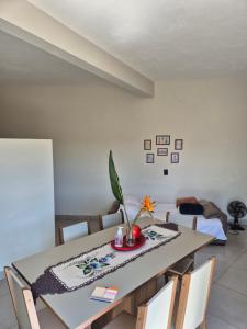 a dining room with a table and chairs at Studio novo em Pardinho in Pardinho