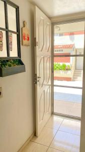 an empty room with a door and a window at Casa completa com 2 quartos, Perto de tudo in Cabo Frio