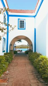 a blue and white building with an archway at Casa completa com 2 quartos, Perto de tudo in Cabo Frio