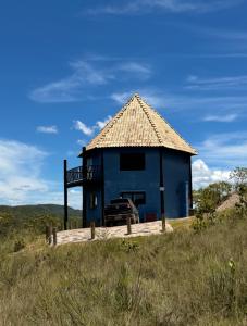a blue building on top of a hill at Cachoeira e Pousada Paraíso dos Pândavas in Alto Paraíso de Goiás
