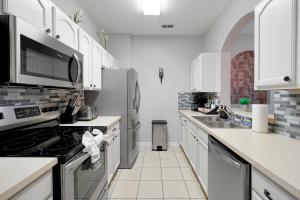 Kuchyň nebo kuchyňský kout v ubytování Escape the Cold Disney 3 Miles Resort No Fees